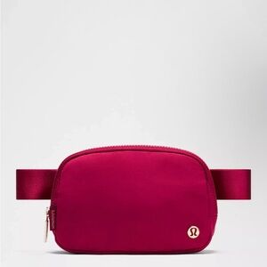 Lululemon everywhere belt bag IL
Color: Berry Rumble
NWT & original packaging